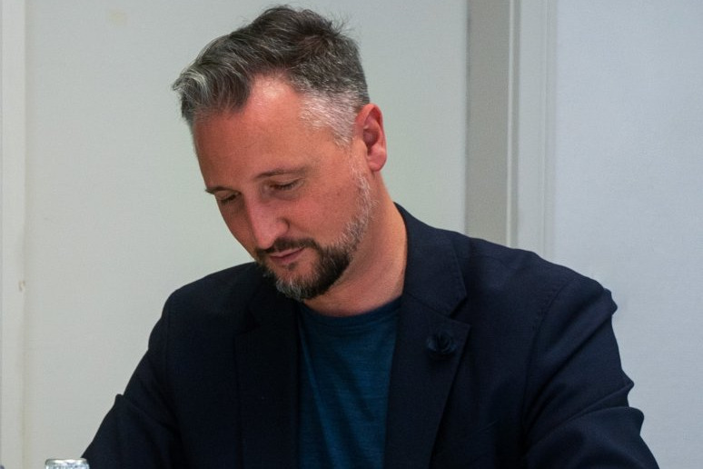 Profilansicht von Sebastian Bauer vorübergebeugt
